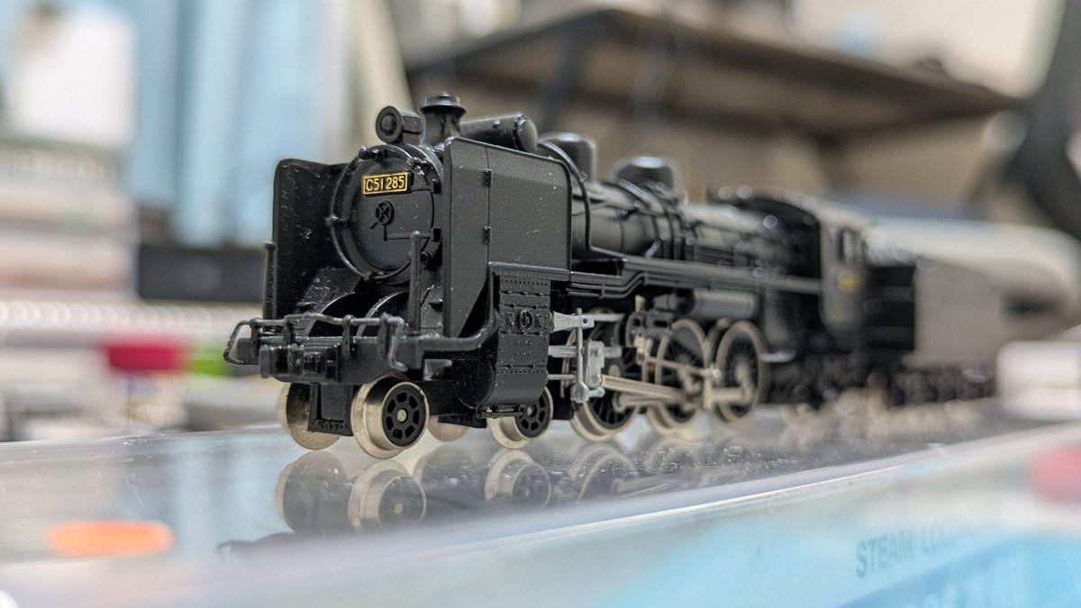 Suhafu32double's tweet photo. マイクロエース A6601
C51 285 本省式、入線。
ついにC51も3両目です。

元デフ付きだったものをベースに
デフなし化、ヘッドライトも交換、
スノープロウ装着、従台車及び
テンダー台車黒鉄色塗装。

ようやく求めていた「普通の」
C51が手に入りました。 https://t.co/Z9RccZpKH4