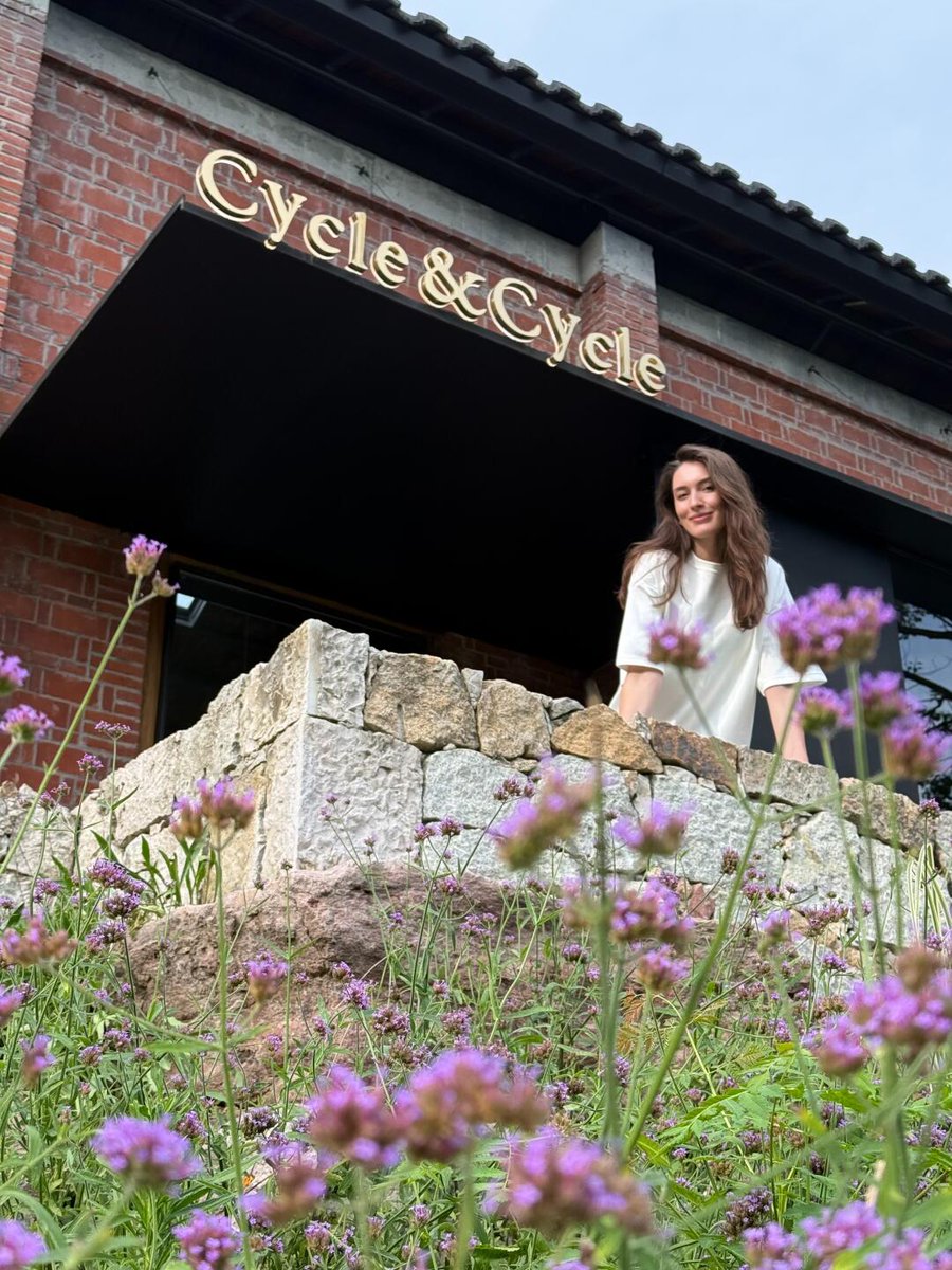 Seraphina643724's tweet photo. Cycle &amp; Cycle shop visit 💐 The storefront is photogenic, the hand-poured coffee has a ceremonial feel, the natural wood style is soothing, and the white T-shirt and black pants create a relaxed vibe. Absolutely love it✨
#shopcheckin #coffeeshop https://t.co/3C2L4zgC6x