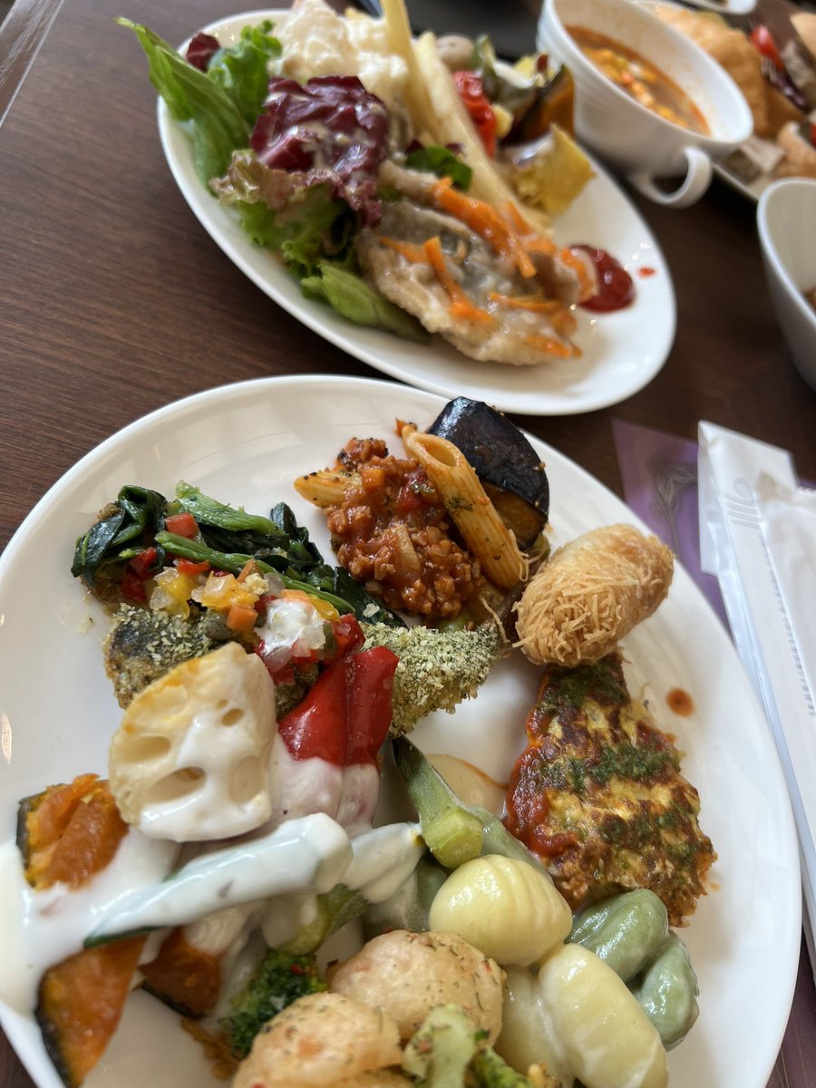 kyasa_ChS's tweet photo. びゅっふぇお腹はち切れそうなくらい食べたのに

仮眠したらさ

もうお腹すいたさ https://t.co/rwYJw5cXdZ