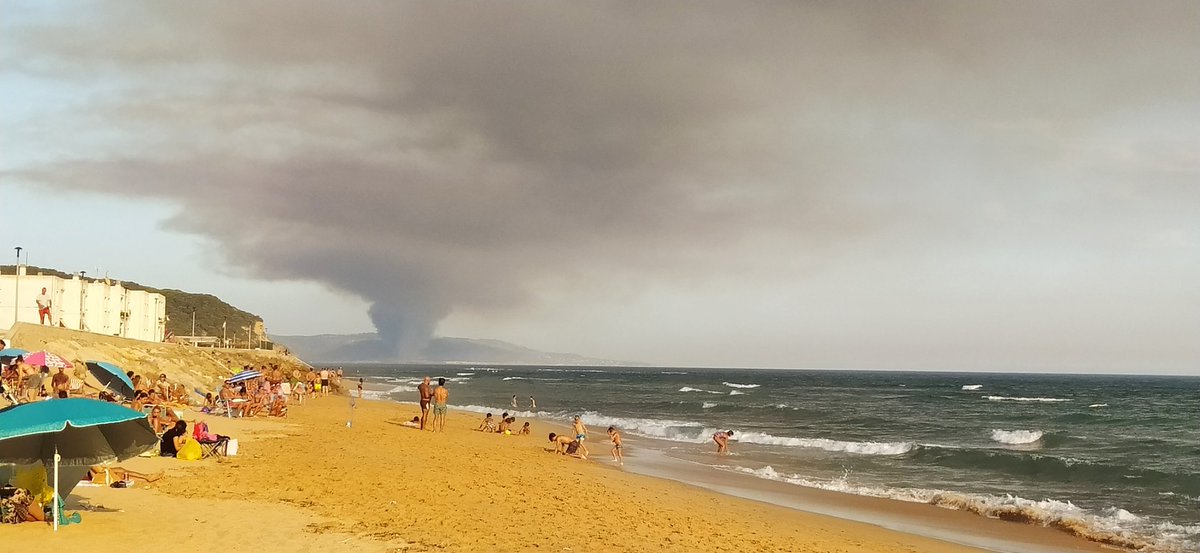 KawaRol's tweet photo. El incendio de Zahara de los Atunes / Tarifa, desde los Caños de Meca https://t.co/qUwmGhAhWz