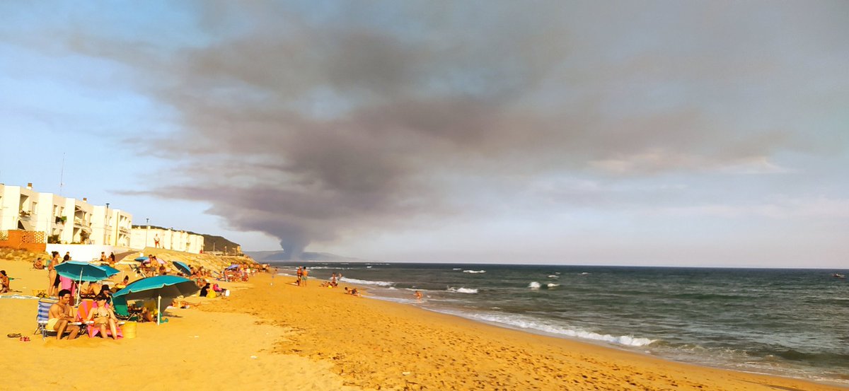 KawaRol's tweet photo. El incendio de Zahara de los Atunes / Tarifa, desde los Caños de Meca https://t.co/qUwmGhAhWz