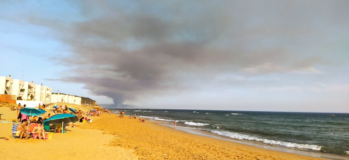 KawaRol's tweet photo. El incendio de Zahara de los Atunes / Tarifa, desde los Caños de Meca https://t.co/qUwmGhAhWz