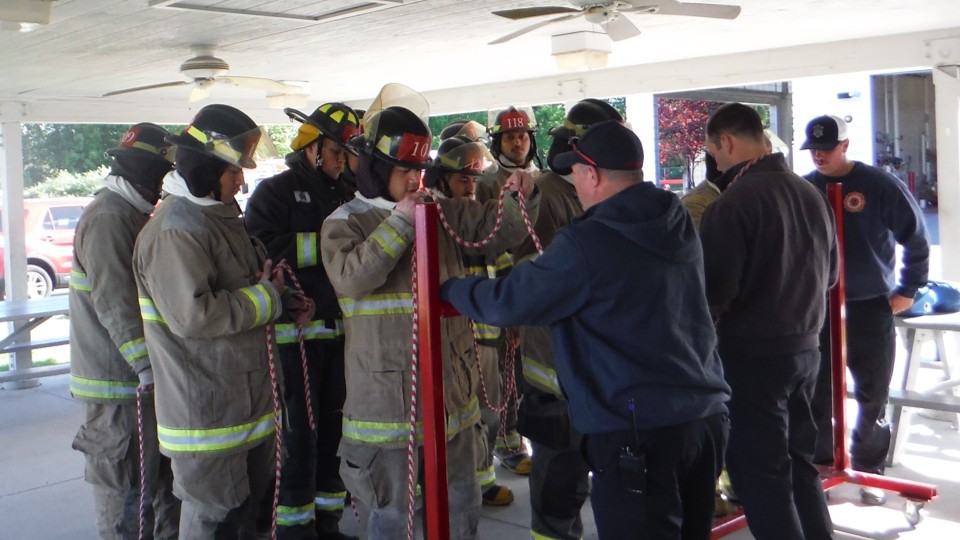 MassDFS's tweet photo. #LearningTheRopes: Ropes and knots can be used to secure a ladder to a railing, haul tools to a firefighter on an upper level, and more. To use them safely, recruits at the Mass Fire Academy receive hands-on instruction in these essential tools, their uses, and how to tie them. https://t.co/2JAp42UZ3M