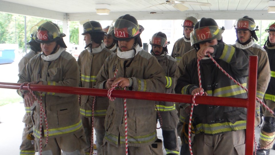 MassDFS's tweet photo. #LearningTheRopes: Ropes and knots can be used to secure a ladder to a railing, haul tools to a firefighter on an upper level, and more. To use them safely, recruits at the Mass Fire Academy receive hands-on instruction in these essential tools, their uses, and how to tie them. https://t.co/2JAp42UZ3M