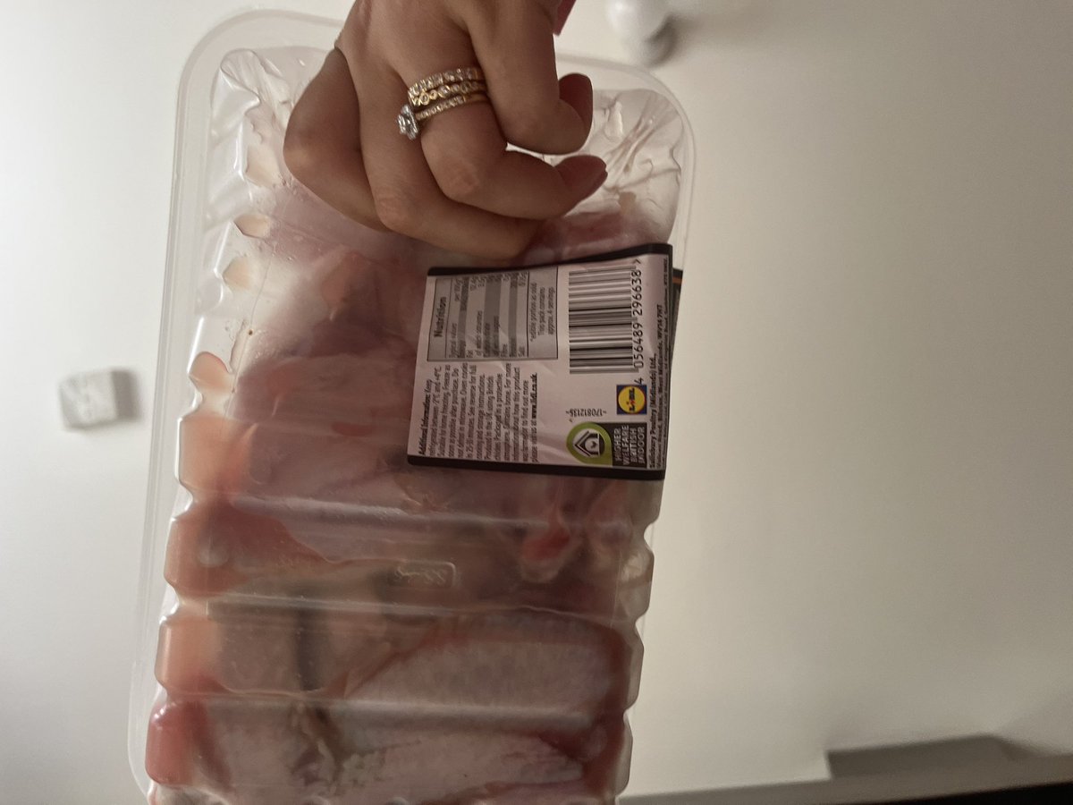 gracenkolo4's tweet photo. Sadly @LidlGB again… off before its due date? Stinks!! https://t.co/WflUVjAIGp