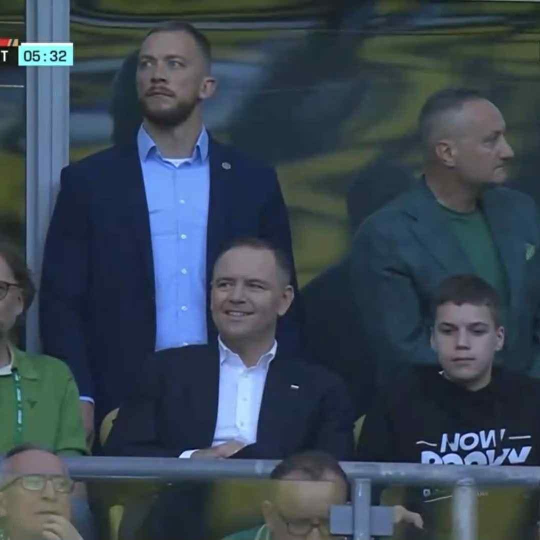 Prezydent Karol Nawrocki z synem na meczu Lechii Gdańsk.
Zaraz po niesamowitym powitaniu przez kibiców.

Tak.
Salon III RP dostanie pierdolca i rozwolnienia.