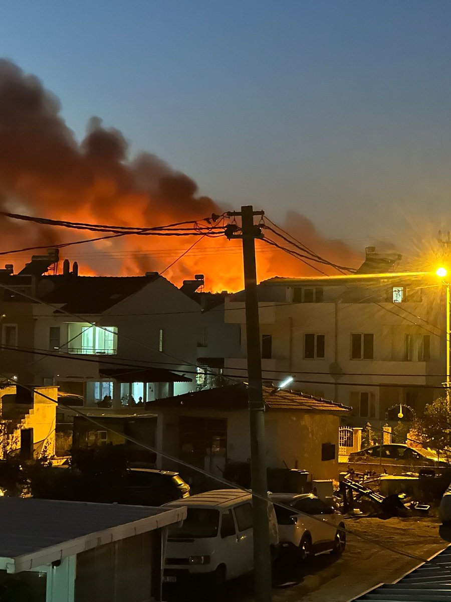 basaranANIL's tweet photo. Maalesef hava karardı. 2 helikopterli müdahale durdu. Şu an havadan müdahale edilmiyor. Yangın yerleşim yerlerine erişti. https://t.co/n4w05RUzjd