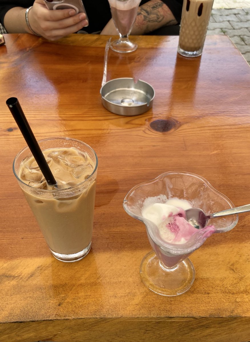 erkek dediğin zift gibi kahve içer cart curt