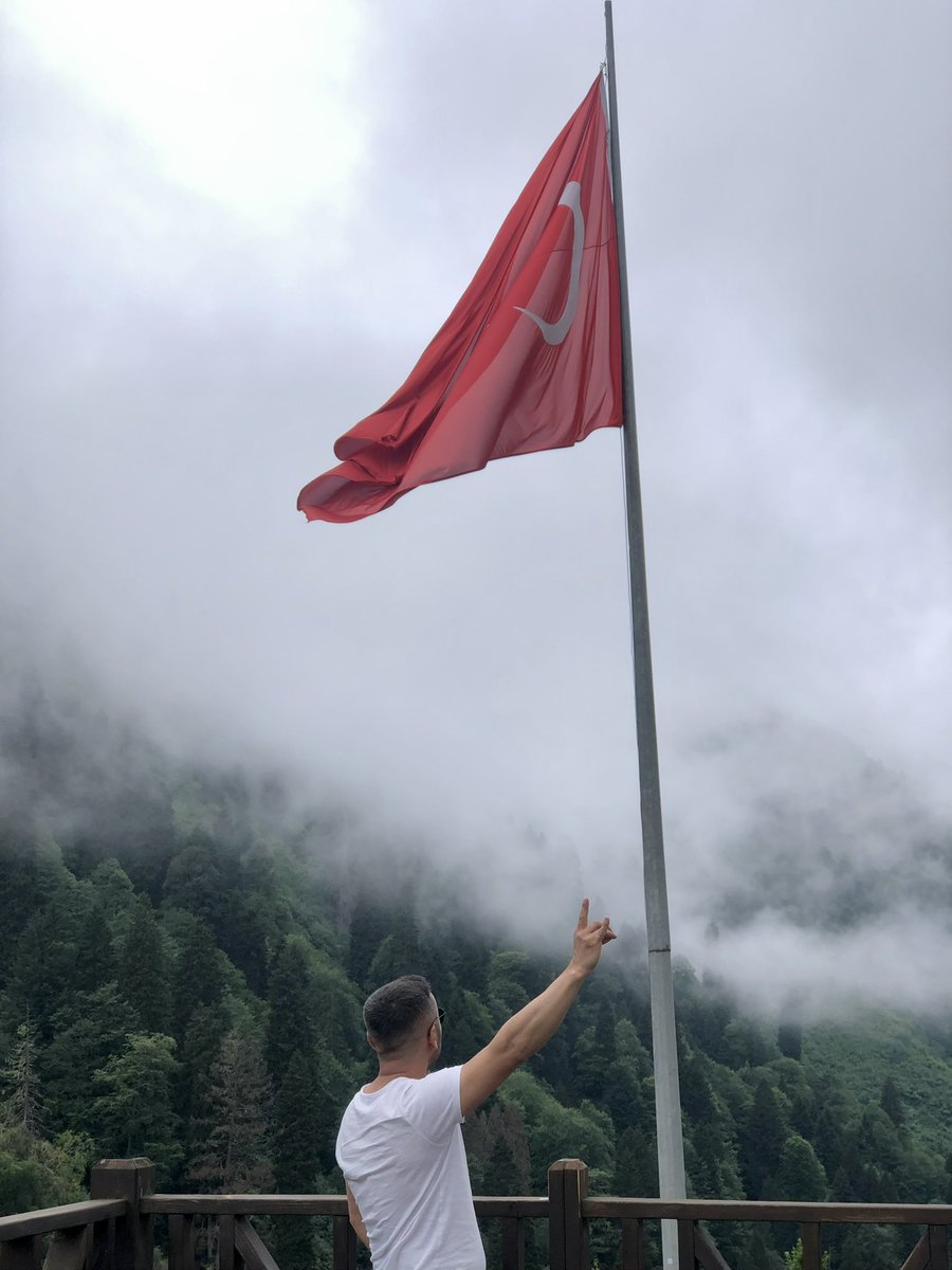 arifyesilyurt01's tweet photo. Bin cihana değişmem şu öksüz Türklüğümü🇹🇷🇹🇷🇹🇷 https://t.co/EHECKqLaOW