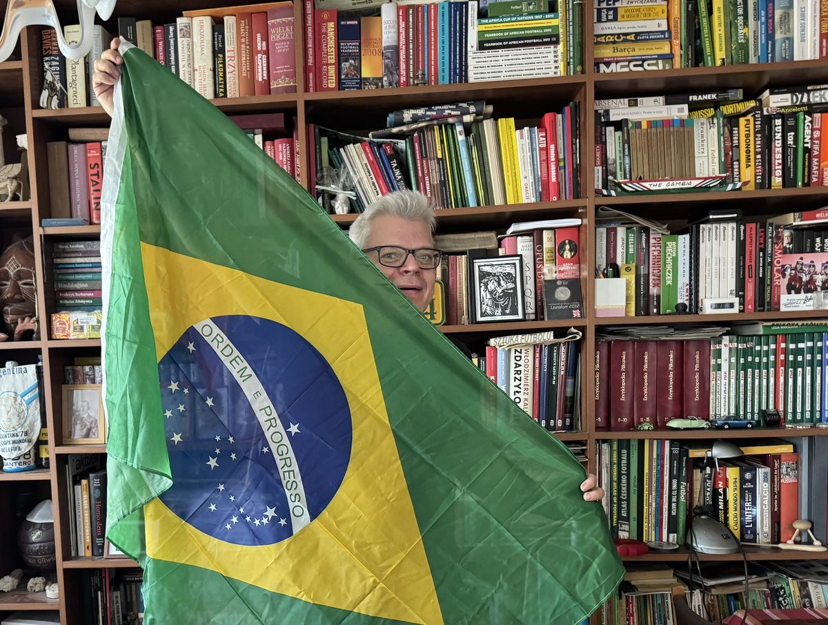Jak fajnie wpaść do rodziców! Okazało się, że mama wyprała mi flagę, którą przywiozłem z brazylijskiego mundialu w 2014 roku i którą rozwinąłem teraz, po latach. Porządek i postęp” - głosi hasło, z którym ja się teoretycznie zgadzam, choć w praktyce jest z tym u mnie różnie😆