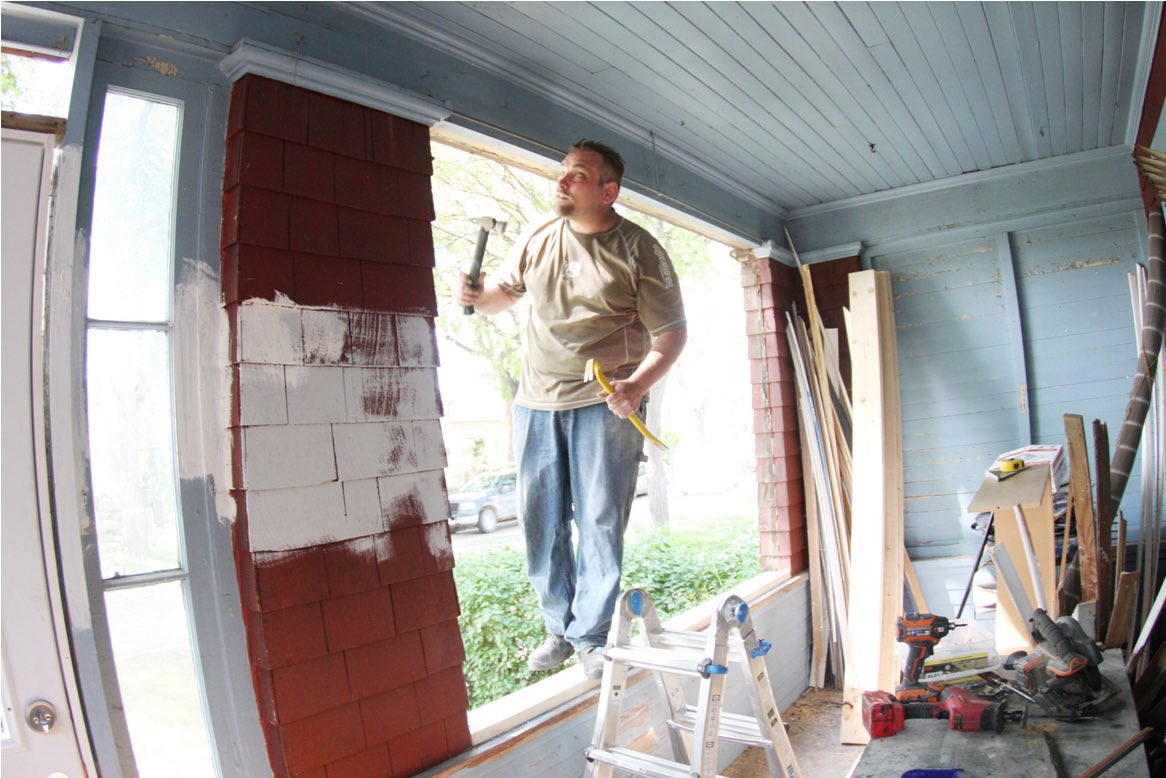 REMoneyNMoreJay's tweet photo. Before &amp; After Porch Update! 

#before #tlc #handymanspecial #fixerupperhouse #fixerupper #fixeruppers #homerenovations #renovatingourhome #reno #renovation #renovationproject #renovationseries #sweatequity #diyhomeprojects #diyhomerenovation #diy #homeupdate #porch #frontporch https://t.co/h4FKkvAnnz