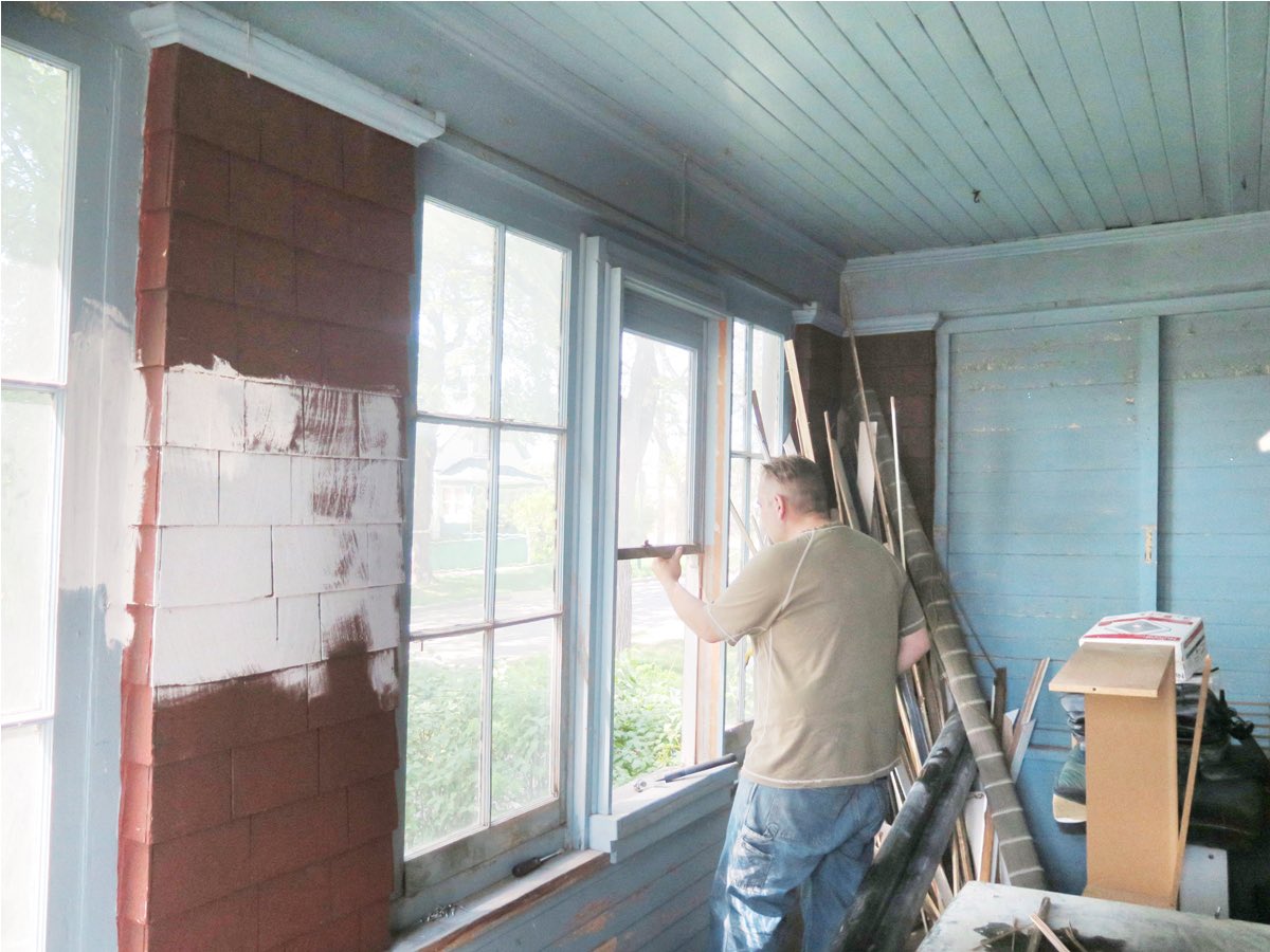 REMoneyNMoreJay's tweet photo. Before &amp; After Porch Update! 

#before #tlc #handymanspecial #fixerupperhouse #fixerupper #fixeruppers #homerenovations #renovatingourhome #reno #renovation #renovationproject #renovationseries #sweatequity #diyhomeprojects #diyhomerenovation #diy #homeupdate #porch #frontporch https://t.co/h4FKkvAnnz