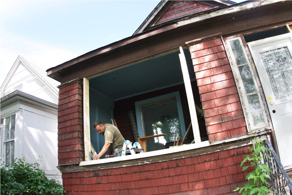 REMoneyNMoreJay's tweet photo. Before &amp; After Porch Update! 

#before #tlc #handymanspecial #fixerupperhouse #fixerupper #fixeruppers #homerenovations #renovatingourhome #reno #renovation #renovationproject #renovationseries #sweatequity #diyhomeprojects #diyhomerenovation #diy #homeupdate #porch #frontporch https://t.co/h4FKkvAnnz