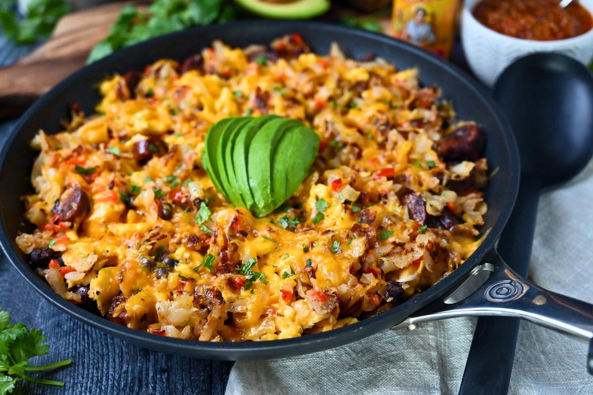 This Southwest Breakfast Skillet is packed with 30 grams of protein and less than 500 calories per serving, it’s the perfect way to fuel the day!  ameessavorydish.com/breakfast-skil… via <a href="/AmeeLivingston/">Amee's Savory Dish</a>