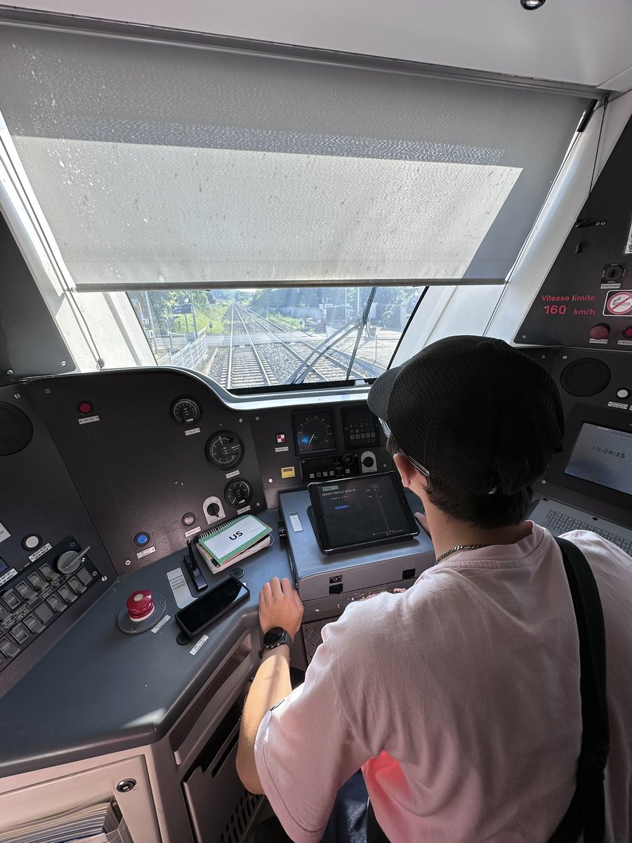 Il y’a 7 ans, Nicolas <a href="/Bernie_0584/">Trains en vue!</a> me formait sur la <a href="/LIGNEP_SNCF/">Ligne P</a> sur AGC sur l’axe Milon… que de souvenirs…

Aujourd’hui je forme mon Jeune #stagiaire Nicolas… 

Compétences théoriques, techniques, savoir-être… de la graine de mécano pour sûr ! 

<a href="/SNCFVoyageurs/">SNCF Voyageurs</a> <a href="/GroupeSNCF/">Groupe SNCF</a>