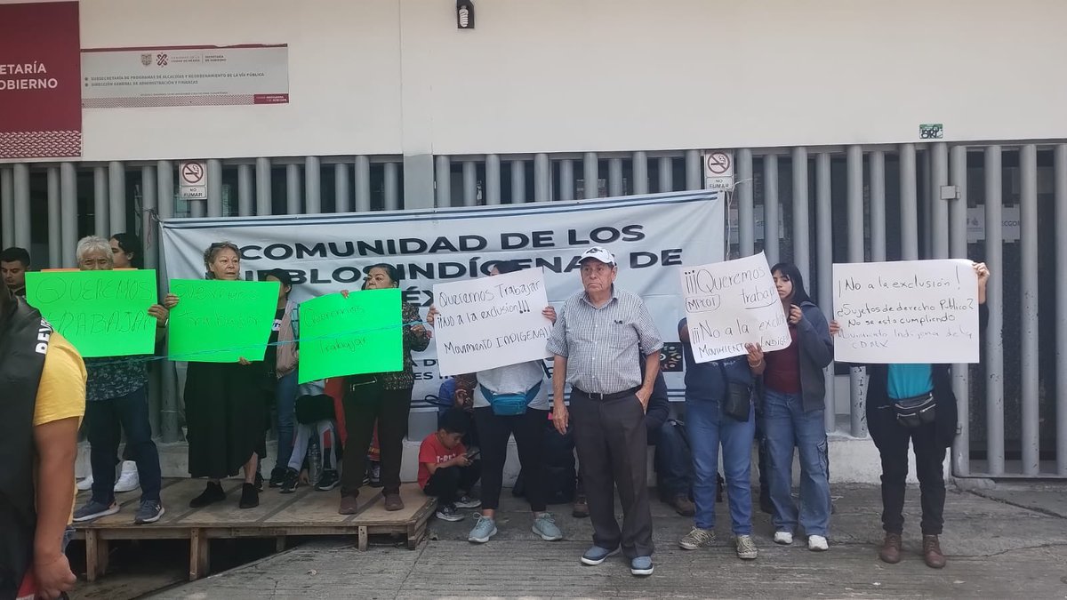MPCOIMN's tweet photo. Ante la falta de respuesta del subsecretario de @SPAOVP_CDMX los artesanos del movimiento indígena de la CDMX toman las instalaciones para exigir a sus exigencias de espacios en la XI Fiesta de las Culturas Indígenas https://t.co/d2OSUZQ81t