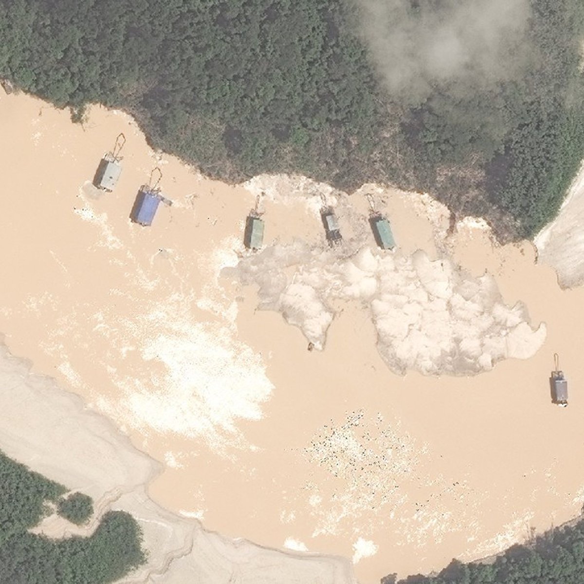 Partnering with <a href="/AmazonTeamOrg/">Amazon Conservation Team</a> and Indigenous communities, we use high-resolution satellite imagery to detect threats in near-real time—helping local alliances identify 800+ illegal mining barges since 2020.

🌍 More: blog.maxar.com/for-a-better-w…