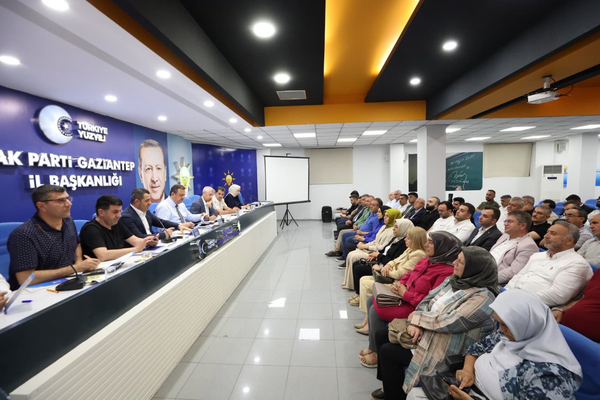 İl Başkanlığımızda, Milletvekilimiz Sayın Bünyamin Bozgeyik ve Şahinbey Belediye Başkanımız Sayın Mehmet Tahmazoğlu ile birlikte haftalık İl Yönetim Kurulu toplantımızı gerçekleştirdik. 

Birlik ve uyum içinde Gaziantep’imiz için çalışmaya devam ediyoruz. 💪🇹🇷 

<a href="/abuyukgumus/">Ahmet Büyükgümüş</a>