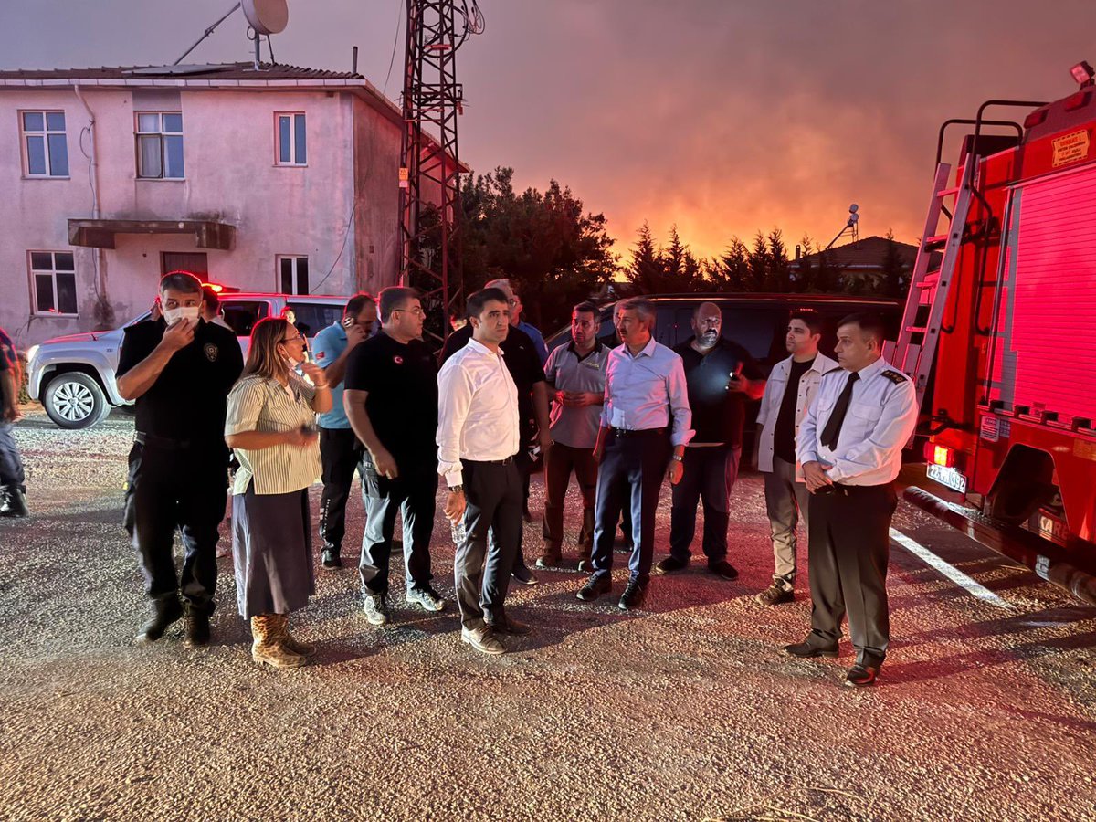 İlimiz Enez ilçesi Büyükevren köyü civarında bugün saat 19:00 sularında ormanlık alanda meydana gelen yangına;

▪️Orman Bölge Müdürlüğü, itfaiye, Emniyet Müdürlüğü, AFAD ve Jandarma ekiplerimizle birlikte belediyelerimizin ekipleri sevk edilmiştir.

▪️Valimiz Yunus Sezer, ilgili