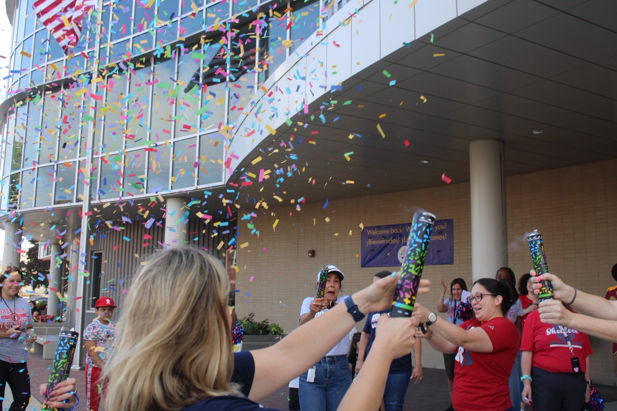D99Cicero's tweet photo. 🎉 THIS IS HOW YOU START A SCHOOL YEAR: SHERLOCK WELCOMES BACK STAFF WITH A NEIGHBORHOOD PARADE! 🥳

Today, while all Cicero District 99 teachers and staff stepped back into their buildings to prepare for the new school year, Sherlock Elementary School stole the show — and our hearts.