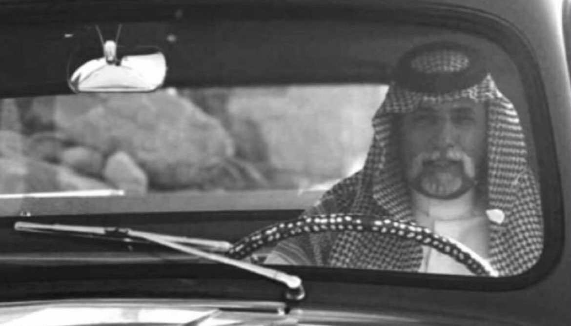 يافزعة اللي شاب راسه من الوجد
بالجاه ، والا بــ الفشق وأم صندوق 

‘

الرايه البيضاااااء ترفرف على نجد 
من عاصمة ( برقا ليا عاصمة روق )

- مصلح بن عياد