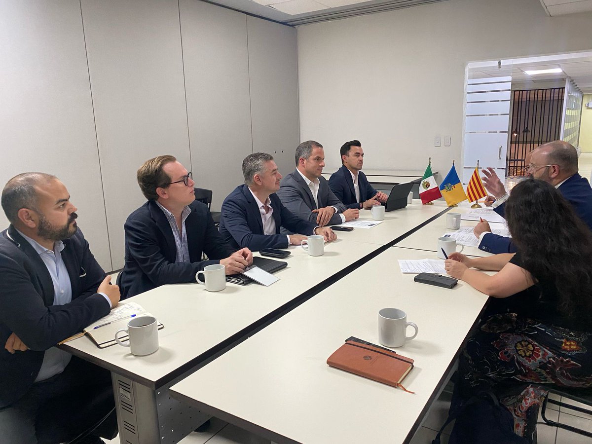 Gob. de Cataluña en México y Centroamérica (@catalunya_mx) on Twitter photo El delegado <a href="/LleirDaban/">Lleïr Daban Hurtós</a> también sostuvo un encuentro con Rafael Orendain, secretario de Administración de Jalisco, para dar seguimiento a acuerdos y avanzar en la agenda conjunta en digitalización pública, ciberseguridad y capacitación para funcionarios. El delegado <a href="/LleirDaban/">Lleïr Daban Hurtós</a> también sostuvo un encuentro con Rafael Orendain, secretario de Administración de Jalisco, para dar seguimiento a acuerdos y avanzar en la agenda conjunta en digitalización pública, ciberseguridad y capacitación para funcionarios.