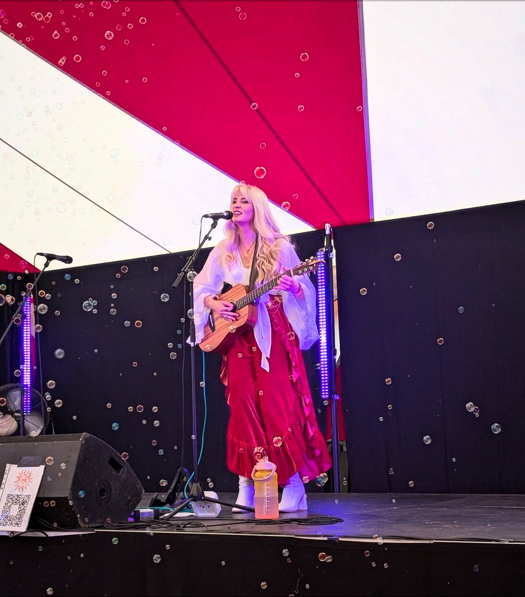 juneholland_'s tweet photo. Thoroughly enjoyed the bubble party during my set at @devafestuk 🫧
Thank you to everyone who came to watch me! 🧡🌞
#devafest #musicfestival #cheshire #bubbles #livemusic #independentartist #singersongwriter #gigphotography https://t.co/35qNwgBPMW