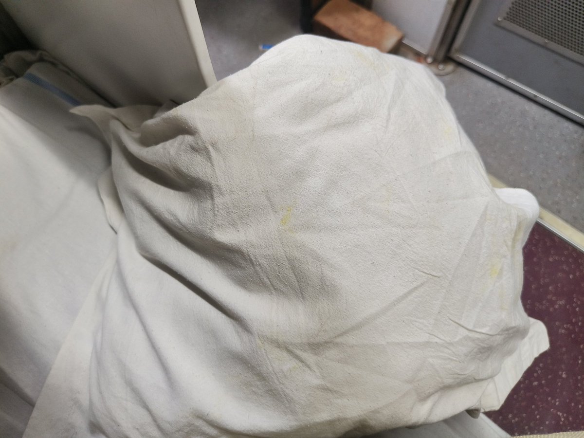 saanu1610's tweet photo. @AshwiniVaishnaw @drm_dli @RailMinIndia @RailwaySeva 
  12452 ko It took 1 hour to clean and the pillow is so dirty, it has vegetable stains, why is the railway service so poor?  The service charge is very high. My pnr no is 2339789956 https://t.co/5phakWlwTd