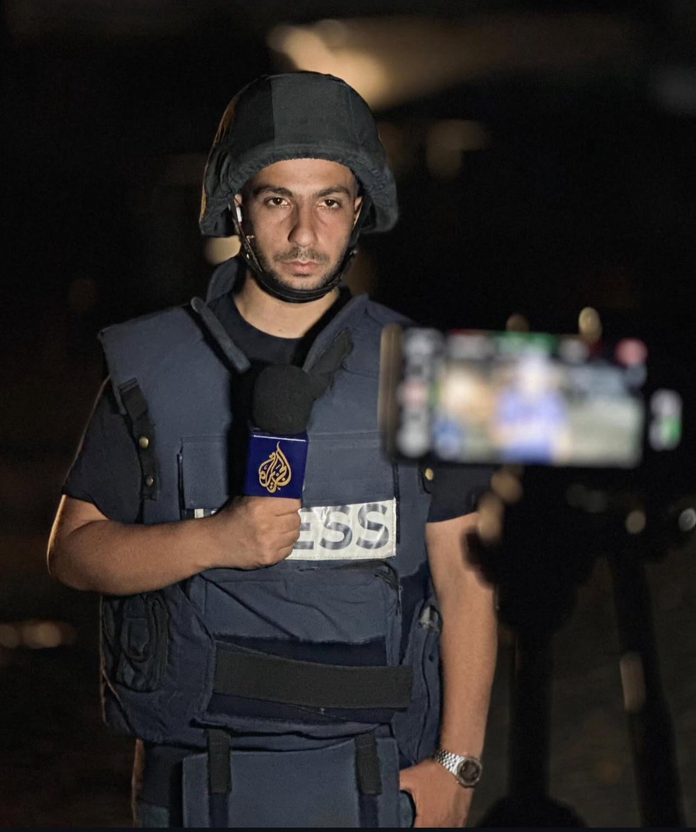 PressPalestine_'s tweet photo. Katil İsrail, Gazze’nin sesini kısmaya çalışıyor. 

Düzenlenen hava saldırısında Al Jazeera Channel’in çadırı bombalanarak 5 gazeteci meslektaşımız şehit edildi

Şehit olan gazetecilerden biri de, Gazze’nin ikinci özel sayısında röportaj yaptığımız; İsrail’in tehditlerine rağmen gazeteciliği bırakmayacağını söyleyen ve “Gazze’nin sesi” olarak tanınan Enes El-Şerif’ti.

Şehadete her an hazırlıklı olan Enes, vasiyetinde şöyle diyordu:

“Size, Müslümanların tacındaki mücevher, dünyadaki her özgür insanın atan kalbi Filistin’i emanet ediyorum.
Size; hayal kurma veya güven içinde yaşama imkânı tanınmamış, İsrail bombaları ve füzelerinin binlerce tonluk yükü altında ezilmiş, bedenleri parçalanmış, kalıntıları duvarlara savrulmuş mazlum çocuklarını emanet ediyorum.”

Biz de Press For Palestine ekibi olarak, Enes’in bu özel röportajını sizlere emanet ediyoruz. Çünkü canlarını feda ettikleri dava ve mücadelelerini anlamak için söyledikleri her cümlenin çok kıymetli olduğunu biliyoruz.

Şehadetin mübarek olsun, Enes…

@anasjamal44 
@FIswari