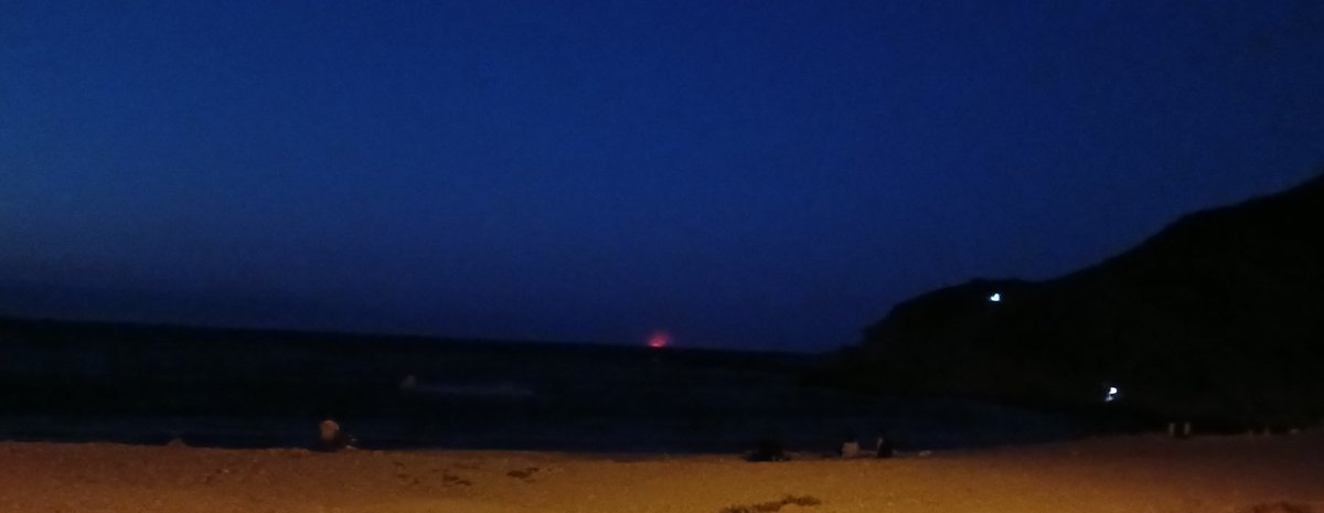 Çanakkale'deki orman yangını Gökceada'dan büyük bir ateş topu şeklinde görünüyor. 
Çanakkale Dardanos Yanıyor.