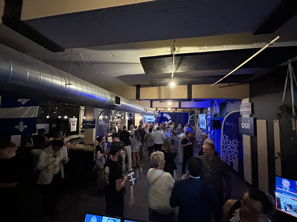 En direct toute la soirée du rassemblement du PQ à Victoriaville. Environ 200 militants sont attendus pour suivre la soirée électorale dans #Arthabaska. #polqc #AssNat