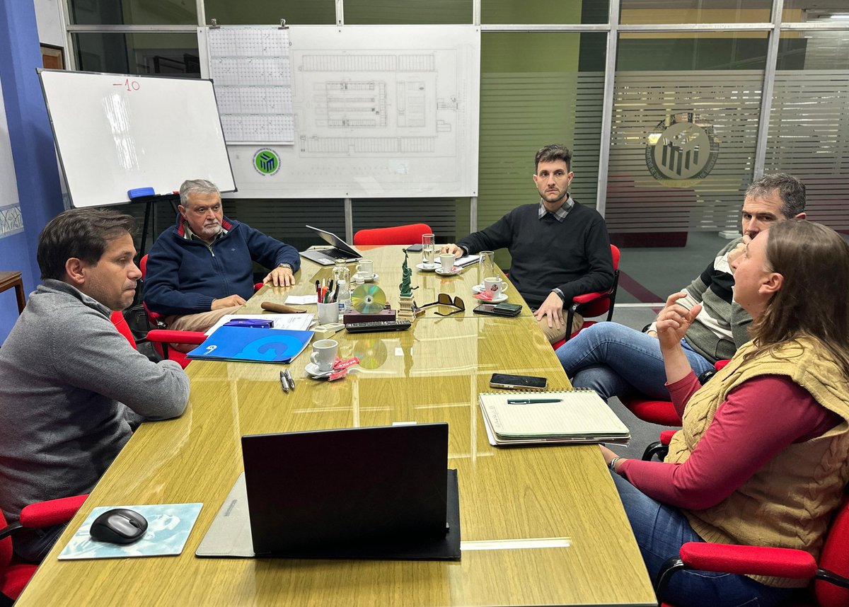 Hoy nos reunimos con <a href="/CarlosOtrino/">Carlos Otrino</a>, presidente del Mercado de Productores, junto a <a href="/lucassimoniello/">Lucas Simoniello</a>  y <a href="/franponcedeleon/">Franco Ponce de León</a>. 
Fue una charla muy productiva sobre proyectos y la realidad del sector.