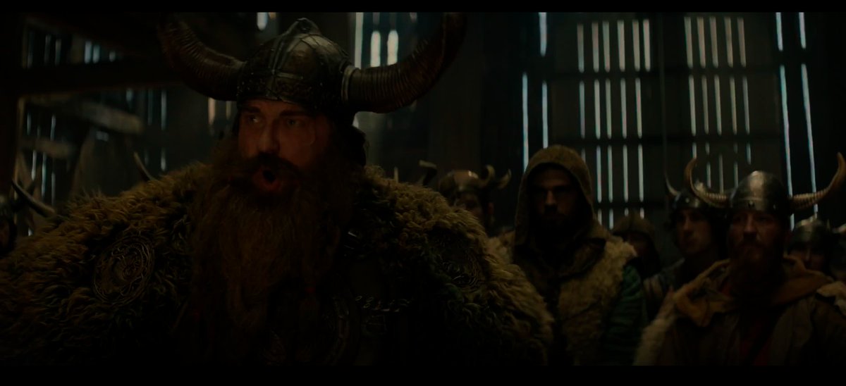 Filmi yeni izledim ve en haycanlandığım sahne buydu. Eğer düşündüğüm gibi arkadaki başı kapalı adam dizideki karakter ise yeni filmde efsane şeyler olacak.
#HowToTrainYourDragon