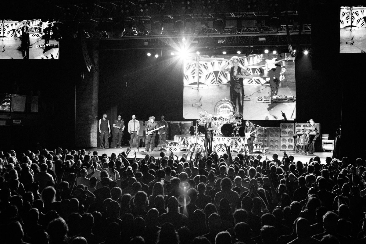 HowWeAreupdates's tweet image. Photographed @DavidLeeRoth at a sold out @TheParamountNY in Huntington, NY on 8/10/25. See more photos here - tinyurl.com/3xpy5hne

📷: @TheAndyJimenez