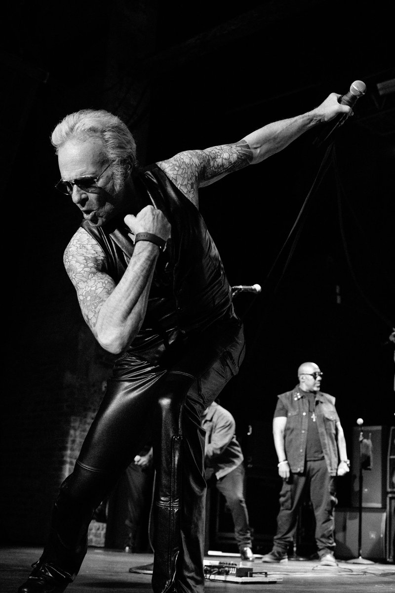 HowWeAreupdates's tweet image. Photographed @DavidLeeRoth at a sold out @TheParamountNY in Huntington, NY on 8/10/25. See more photos here - tinyurl.com/3xpy5hne

📷: @TheAndyJimenez