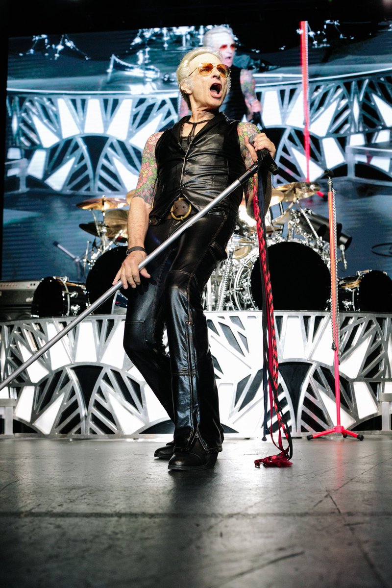 HowWeAreupdates's tweet image. Photographed @DavidLeeRoth at a sold out @TheParamountNY in Huntington, NY on 8/10/25. See more photos here - tinyurl.com/3xpy5hne

📷: @TheAndyJimenez