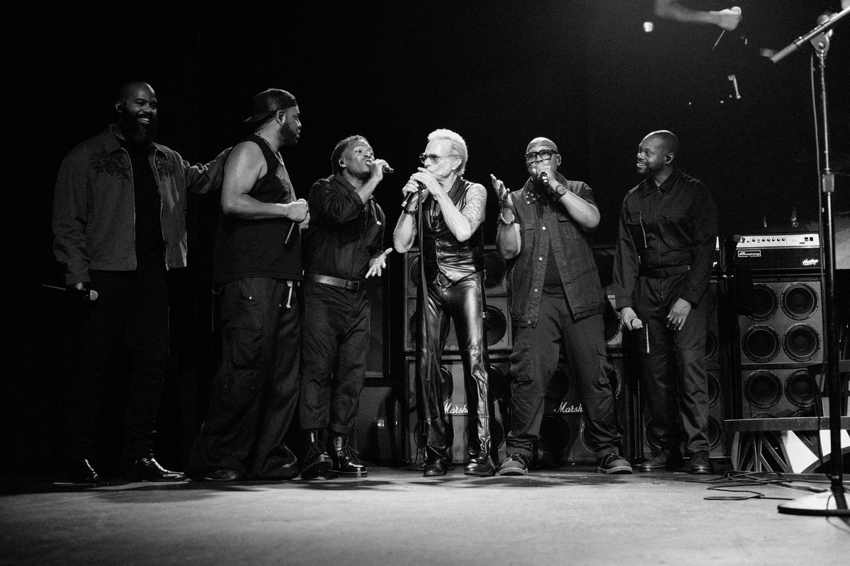 HowWeAreupdates's tweet image. Photographed @DavidLeeRoth at a sold out @TheParamountNY in Huntington, NY on 8/10/25. See more photos here - tinyurl.com/3xpy5hne

📷: @TheAndyJimenez