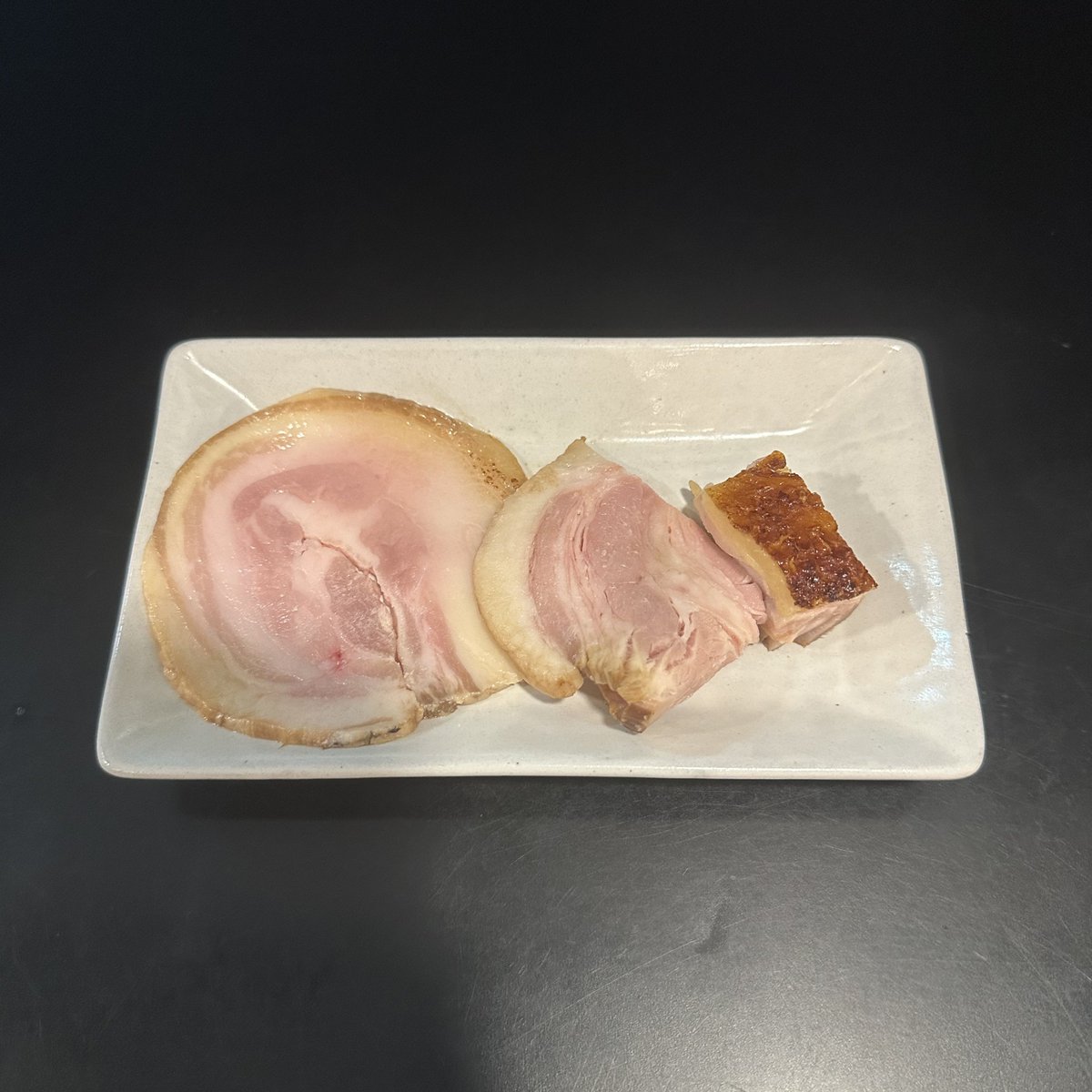 らぁ麺 飛鶏@春日井（8/9）

冷やしそば
TP：豚増し

ツルツルモチモッチとしっかりコシある平打ち麺は啜り心地＆喉越し最高🍜

鯖の香りと旨味がグッと抜群な冷んやりスープがめちゃ旨🐟
ほんのり甘み感じられ、油脂感や旨味の余韻がいい😌

甘いトマトにこの日は桃まで🍑

最高に美味しかった🥹