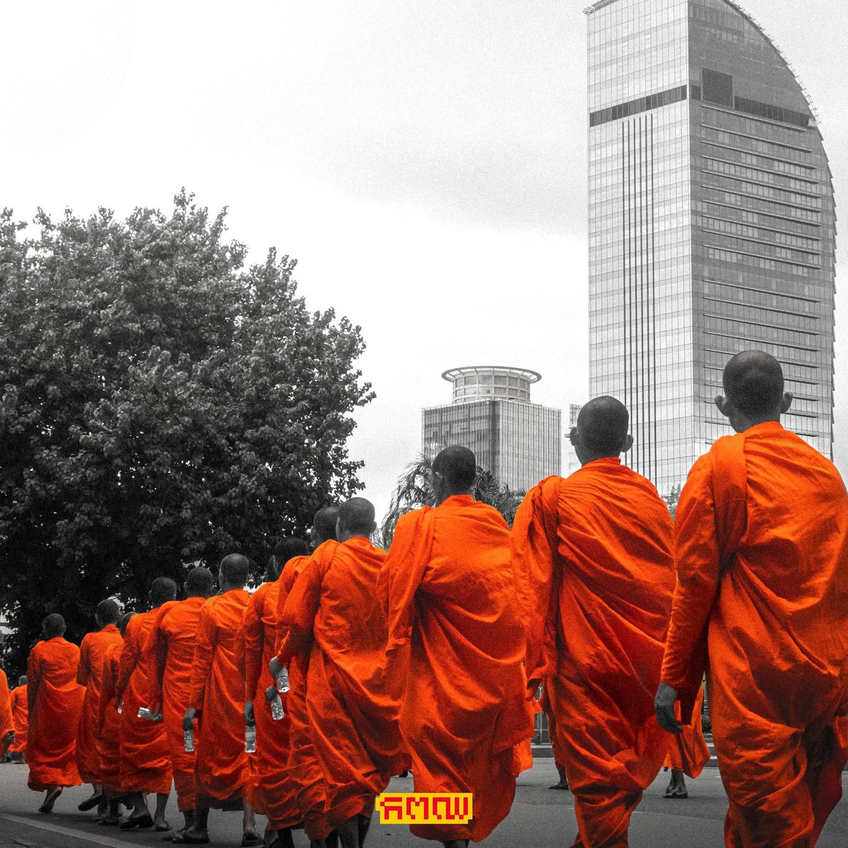 kampucheers's tweet photo. The Supreme Sangha Council of Cambodia held a Peace March to show the world that monks and laypeople alike seek peace, development, and stability — without war.

August 10, 2025.

#កម្ពុឈៀស៍ #រឿងយើងដៅរ៉ាវយើងដឹង #kampucheers #ourstorymatters https://t.co/pUaILF1jVe
