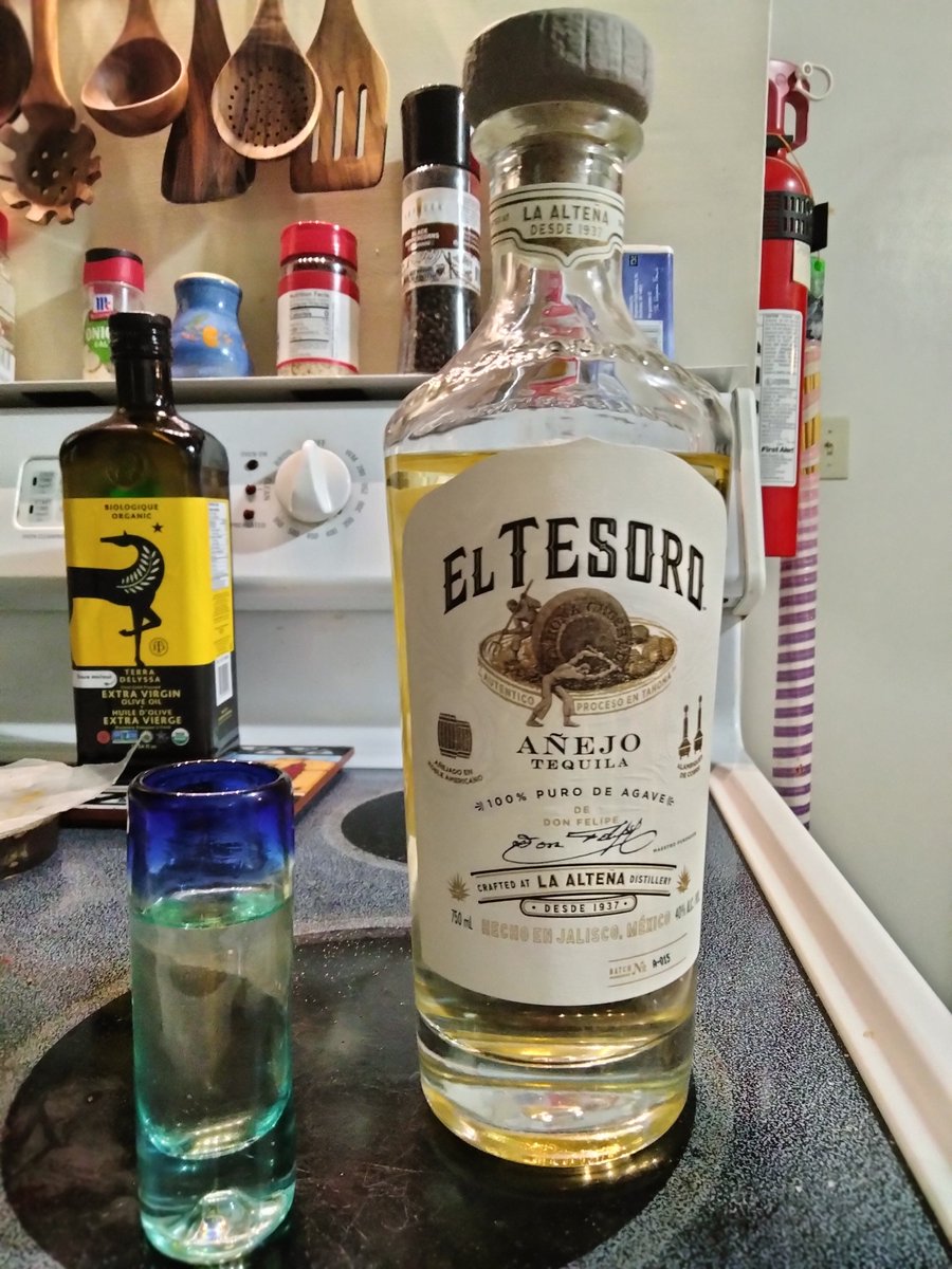 chilesyucatan's tweet photo. #ElTesoro #Tequila #Anejo on a #Monday cuz why not? Salud all! https://t.co/cUVXgaFuYZ