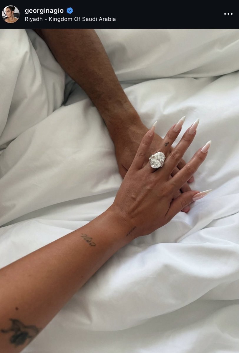 Bobby (@bobbywilson1004) on Twitter photo Look at the boulder Cristiano Ronaldo gave his girlfriend, Georgina Rodríguez!! Wowzerzzz; I’ve never seen a diamond that huge. 👀 ⚽️ 💎 Look at the boulder Cristiano Ronaldo gave his girlfriend, Georgina Rodríguez!! Wowzerzzz; I’ve never seen a diamond that huge. 👀 ⚽️ 💎