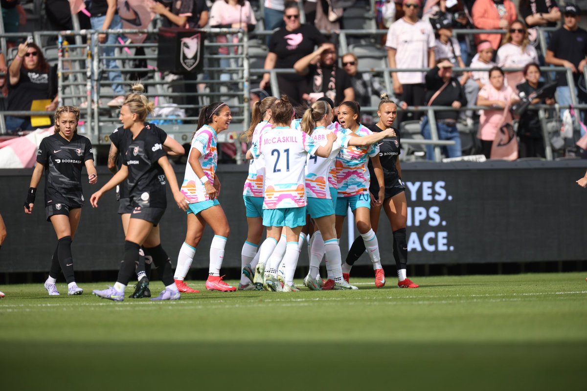 📺🇺🇸 La #NWSL tiene actualmente una media de 189.000 espectadores en televisión POR PARTIDO, superando los 120.000 que tiene la MLS, el máximo torneo de fútbol masculino en Estados Unidos.

Pese a esto, el acuerdo televisivo de la liga femenina es de $60M al año, aún muy lejos a