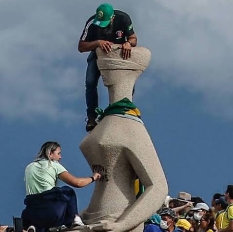 Silêncio ensurdecedor dos bolsonaristas sobre a fala do Trump de criar lei para punir com 10 anos de prisão quem vandalizar estátua.