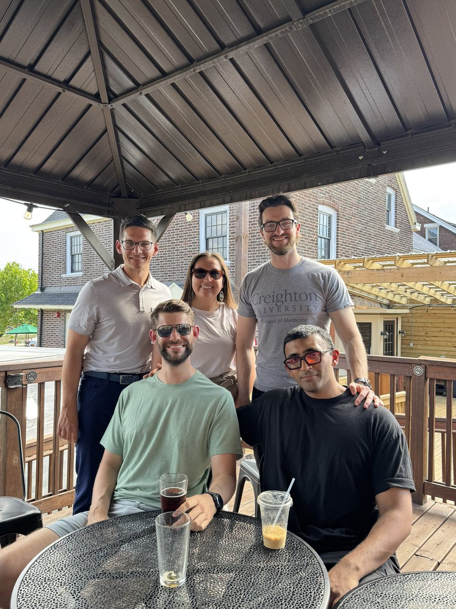 Proof that radiology residents do come out of the dark room. 😎🌞A successful happy hour this past Friday ft some R4s and R1s! 

#HFHradres #radiology #radiologyresidency #radiologylife☢️