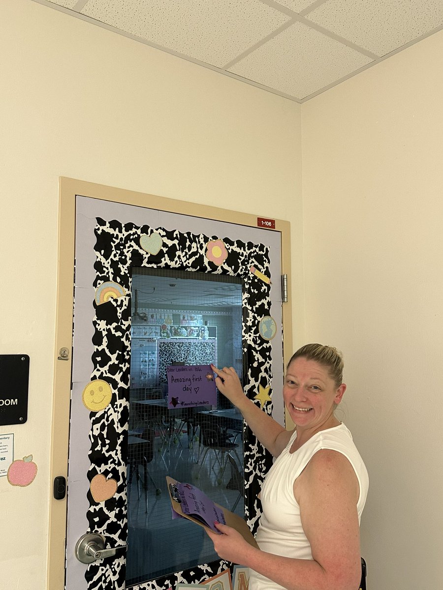 lgeseaturtles's tweet photo. What an incredible first day at LGE.  Just had to leave some Leadership Love Notes to start off our classroom EBA celebration walls! #LaunchingLeaders @collierschools @TheLeaderinMe https://t.co/IMRrLsoZ2A