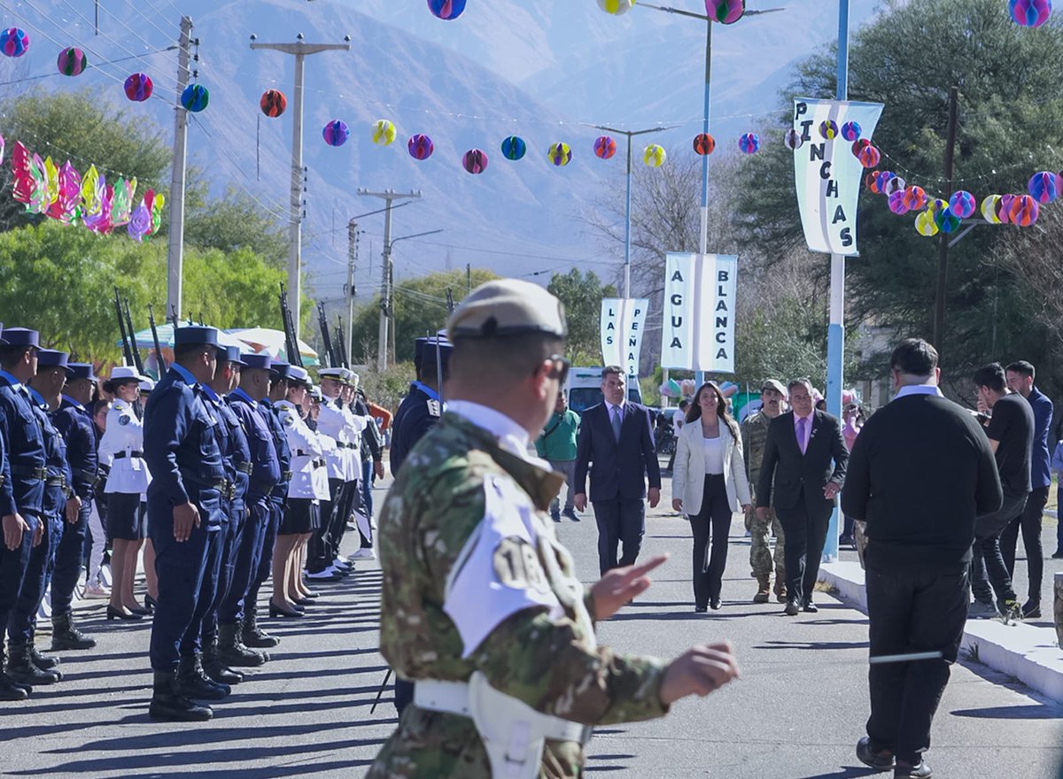 Un ratito de este lunes fue dedicado a acompañar a mucha gente que quiero y aprecio del Departamento Castro Barros, que está de aniversario.