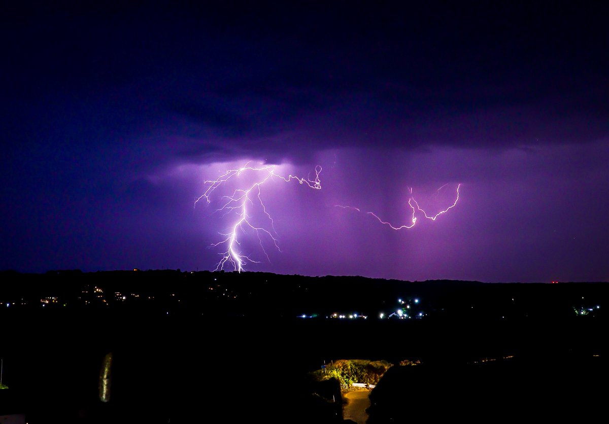 CY_Photography_'s tweet photo. Mother Nature put on a show tonight ⚡️⚡️

Tenby / Penally 

#ThePhotoHour #StormHour #aroundtenby #uklightning  @itvweather @bbcweather https://t.co/tCl9j1Awr3