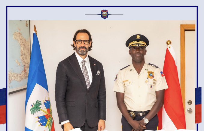 Ce 11 août, le DG a.i. de la <a href="/pnh_officiel/">PNH</a>, Vladimir Paraison, a reçu l’ambassadeur du Canada en Haïti, André François Giroux (<a href="/AFGiroux/">André François GIROUX @afgiroux.bsky.social</a>). Ils ont discuté de plusieurs sujets, dont le soutien du 🇨🇦 à la PNH. #Haïti #Sécurité