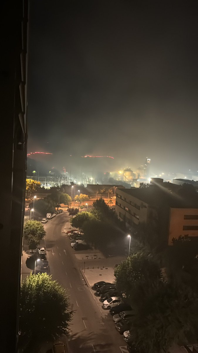 elalesxdd's tweet photo. @comotelocuen 00:59 grabé el video, sobre las 01:15 ya lo sofocaron. Sigue habiendo ascuas cerca https://t.co/qGaHikVEa0