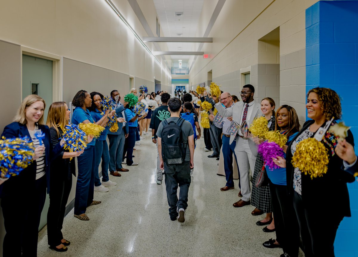 We're excited for another year at Health Education and Leadership (HEAL) High School, which offers students a unique opportunity to receive a top-tier education while gaining hands-on experience in the health care field. Learn more: bit.ly/4ftQZdP. #BackToSchool